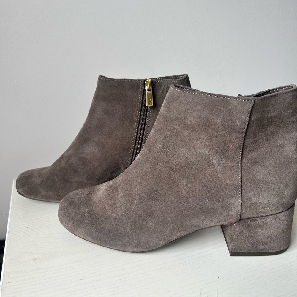 NEW Kenneth Cole Reaction Taupe Suede Ankle Boots size 8